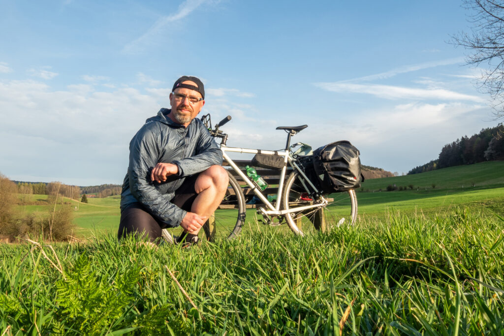 Radfahrer mit Tourenrad bei Pause auf dem Grünen Band